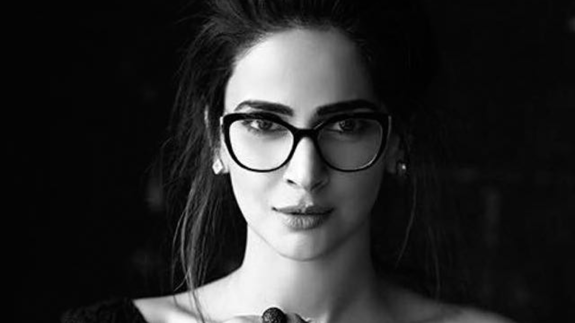 Stunning Pakistani Actress And Model Saba Qamar Photos | Pakistani models,  Stylish hair, Pakistani actress